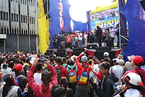 Miles de jóvenes venezolanos marcharon por Caracas este 12 de febrero para conmemorar el Día de la Juventud