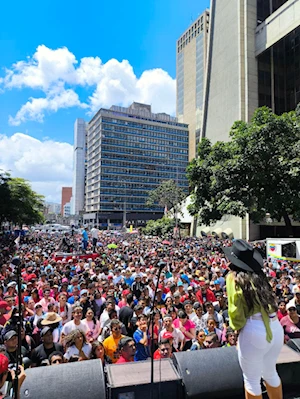 Miles de jóvenes venezolanos marcharon por Caracas este 12 de febrero para conmemorar el Día de la Juventud