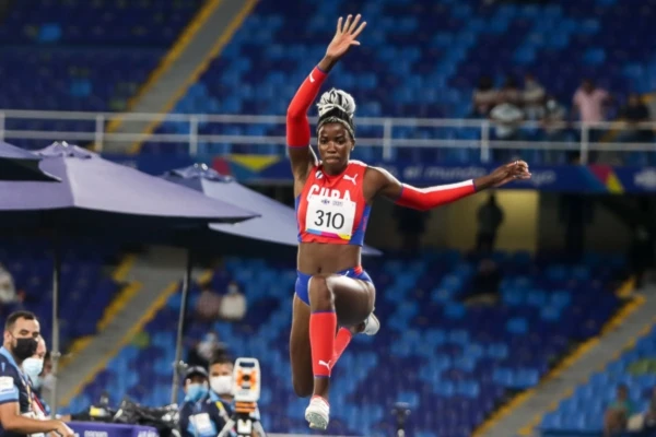Triplista Leyanis Pérez gana en Lievin con mejor marca del año