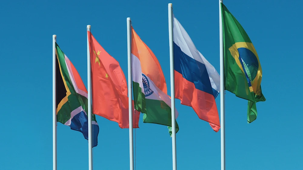 Trump amenaza a los BRICS con aranceles si lanzan alternativa al dólar