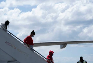 Hondureños deportados de EE.UU. llegan al Centro de Atención del Migrante Retornado en La Lima, Cortés, para reencontrarse con sus familiares, quienes los esperan con los brazos abiertos