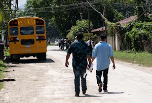 Hondureños deportados de EE.UU. llegan al Centro de Atención del Migrante Retornado en La Lima, Cortés, para reencontrarse con sus familiares, quienes los esperan con los brazos abiertos