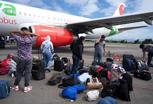 Hondureños deportados de EE.UU. llegan al Centro de Atención del Migrante Retornado en La Lima, Cortés, para reencontrarse con sus familiares, quienes los esperan con los brazos abiertos