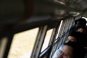 Hondureños deportados de EE.UU. llegan al Centro de Atención del Migrante Retornado en La Lima, Cortés, para reencontrarse con sus familiares, quienes los esperan con los brazos abiertos
