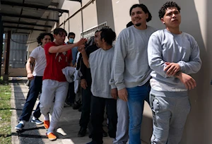 Hondureños deportados de EE.UU. llegan al Centro de Atención del Migrante Retornado en La Lima, Cortés, para reencontrarse con sus familiares, quienes los esperan con los brazos abiertos