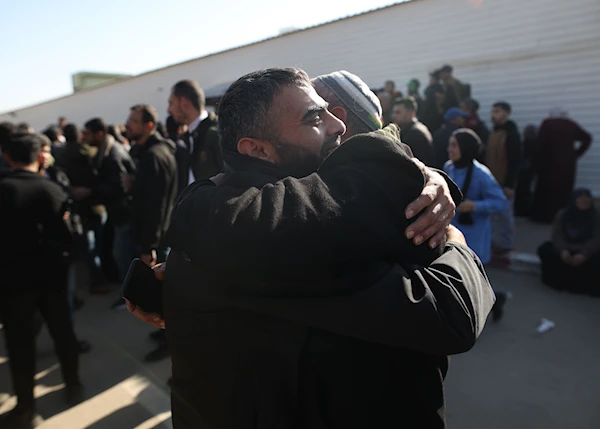 El estado sionista de Israel liberó a 369 palestinos, incluidos 333 originarios de Gaza arrestados desde el 7 de octubre de 2023 y 36 condenados a cadena perpetua. Fotos: Xinhua