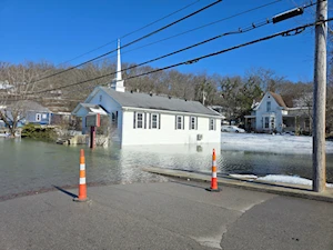 Las intensas lluvias y vientos huracanados han dejado un rastro de destrucción en Kentucky, con calles convertidas en ríos, al menos 11 muertos y más de 1.000 personas rescatadas en el sureste de EE.UU.