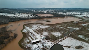 Las intensas lluvias y vientos huracanados han dejado un rastro de destrucción en Kentucky, con calles convertidas en ríos, al menos 11 muertos y más de 1.000 personas rescatadas en el sureste de EE.UU.