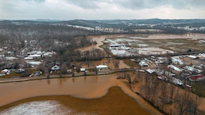 Las intensas lluvias y vientos huracanados han dejado un rastro de destrucción en Kentucky, con calles convertidas en ríos, al menos 11 muertos y más de 1.000 personas rescatadas en el sureste de EE.UU.