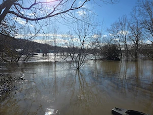 Las intensas lluvias y vientos huracanados han dejado un rastro de destrucción en Kentucky, con calles convertidas en ríos, al menos 11 muertos y más de 1.000 personas rescatadas en el sureste de EE.UU.