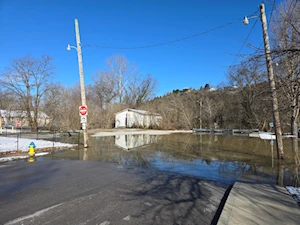 Las intensas lluvias y vientos huracanados han dejado un rastro de destrucción en Kentucky, con calles convertidas en ríos, al menos 11 muertos y más de 1.000 personas rescatadas en el sureste de EE.UU.