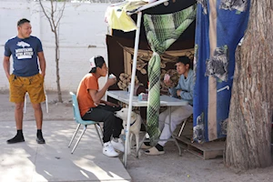 Migrantes varados en la frontera México-EEUU se albergan en refugios en Piedras Negras