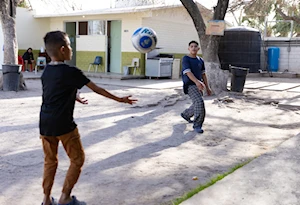 Migrantes varados en la frontera México-EEUU se albergan en refugios en Piedras Negras