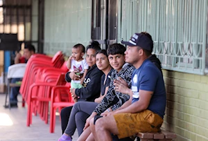 Migrantes varados en la frontera México-EEUU se albergan en refugios en Piedras Negras