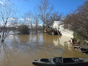 Las intensas lluvias y vientos huracanados han dejado un rastro de destrucción en Kentucky, con calles convertidas en ríos, al menos 11 muertos y más de 1.000 personas rescatadas en el sureste de EE.UU.