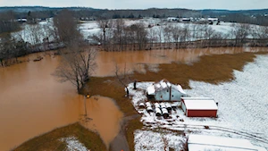Las intensas lluvias y vientos huracanados han dejado un rastro de destrucción en Kentucky, con calles convertidas en ríos, al menos 11 muertos y más de 1.000 personas rescatadas en el sureste de EE.UU.