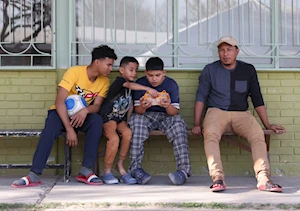 Migrantes varados en la frontera México-EEUU se albergan en refugios en Piedras Negras