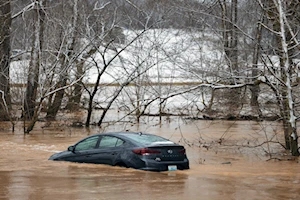 Las intensas lluvias y vientos huracanados han dejado un rastro de destrucción en Kentucky, con calles convertidas en ríos, al menos 11 muertos y más de 1.000 personas rescatadas en el sureste de EE.UU.