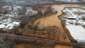 Las intensas lluvias y vientos huracanados han dejado un rastro de destrucción en Kentucky, con calles convertidas en ríos, al menos 11 muertos y más de 1.000 personas rescatadas en el sureste de EE.UU.