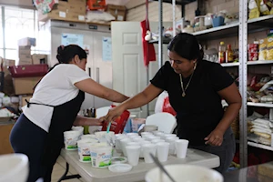Migrantes varados en la frontera México-EEUU se albergan en refugios en Piedras Negras