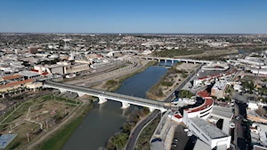 Un recorrido por la extensa frontera de más de 3.100 kilómetros que divide a México y Estados Unidos, marcada en su sección oriental por el imponente río Grande