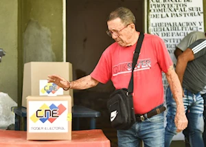 Venezolanos participan en la Consulta Popular Nacional 2025
