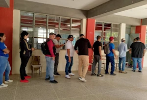 Venezolanos participan en la Consulta Popular Nacional 2025