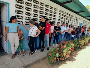 Venezolanos participan en la Consulta Popular Nacional 2025