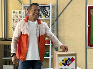 Venezolanos participan en la Consulta Popular Nacional 2025