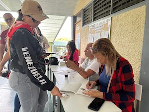 Venezolanos participan en la Consulta Popular Nacional 2025