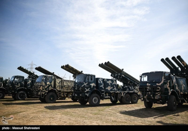 Irán presenta amplia gama de misiles, drones y equipos de artillería