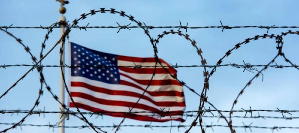 Casa Blanca: “placentero” video de deportaciones con cadenas y esposas