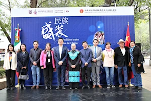 Inauguran exposición fotográfica "Espléndidos trajes étnicos de China" en el Paseo de las Culturas Amigas de la Ciudad de México