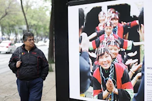 Inauguran exposición fotográfica "Espléndidos trajes étnicos de China" en el Paseo de las Culturas Amigas de la Ciudad de México
