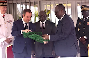 Francia transfiere oficialmente el control de su base militar en Costa de Marfil al ejército marfileño, en medio de cambios en su presencia en África