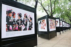 Inauguran exposición fotográfica "Espléndidos trajes étnicos de China" en el Paseo de las Culturas Amigas de la Ciudad de México