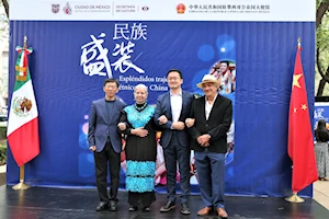 Inauguran exposición fotográfica "Espléndidos trajes étnicos de China" en el Paseo de las Culturas Amigas de la Ciudad de México