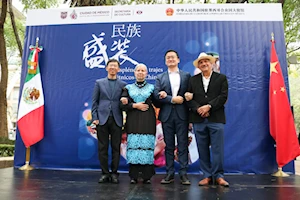Inauguran exposición fotográfica "Espléndidos trajes étnicos de China" en el Paseo de las Culturas Amigas de la Ciudad de México