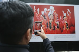 Inauguran exposición fotográfica "Espléndidos trajes étnicos de China" en el Paseo de las Culturas Amigas de la Ciudad de México