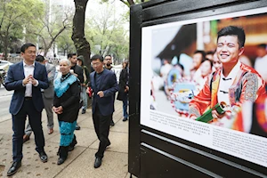 Inauguran exposición fotográfica "Espléndidos trajes étnicos de China" en el Paseo de las Culturas Amigas de la Ciudad de México