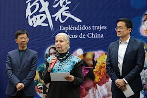 Inauguran exposición fotográfica "Espléndidos trajes étnicos de China" en el Paseo de las Culturas Amigas de la Ciudad de México