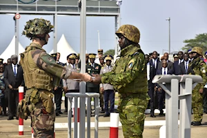 Francia transfiere oficialmente el control de su base militar en Costa de Marfil al ejército marfileño, en medio de cambios en su presencia en África