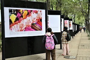 Inauguran exposición fotográfica "Espléndidos trajes étnicos de China" en el Paseo de las Culturas Amigas de la Ciudad de México
