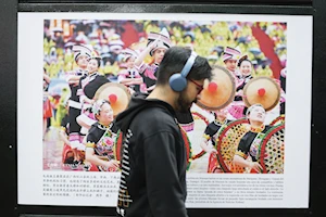 Inauguran exposición fotográfica "Espléndidos trajes étnicos de China" en el Paseo de las Culturas Amigas de la Ciudad de México