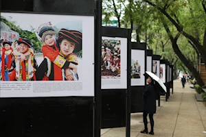 Inauguran exposición fotográfica "Espléndidos trajes étnicos de China" en el Paseo de las Culturas Amigas de la Ciudad de México