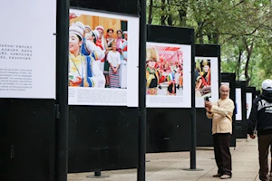 Inauguran exposición fotográfica "Espléndidos trajes étnicos de China" en el Paseo de las Culturas Amigas de la Ciudad de México