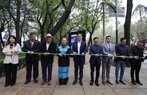 Inauguran exposición fotográfica "Espléndidos trajes étnicos de China" en el Paseo de las Culturas Amigas de la Ciudad de México