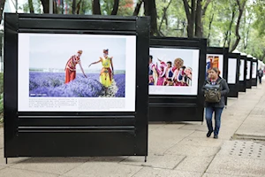 Inauguran exposición fotográfica "Espléndidos trajes étnicos de China" en el Paseo de las Culturas Amigas de la Ciudad de México
