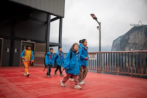 De caminatas peligrosas a viajes en teleférico: cómo los niños de la aldea Nizhuhe en China transformaron su trayecto a la escuela gracias a un ascensor turístico y un sistema de teleférico