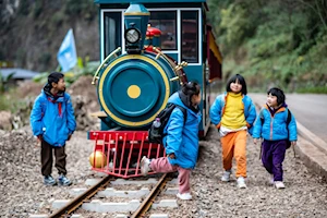 De caminatas peligrosas a viajes en teleférico: cómo los niños de la aldea Nizhuhe en China transformaron su trayecto a la escuela gracias a un ascensor turístico y un sistema de teleférico